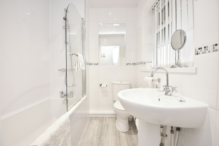 Bathroom 5, The Chequers Inn, North Yorkshire
