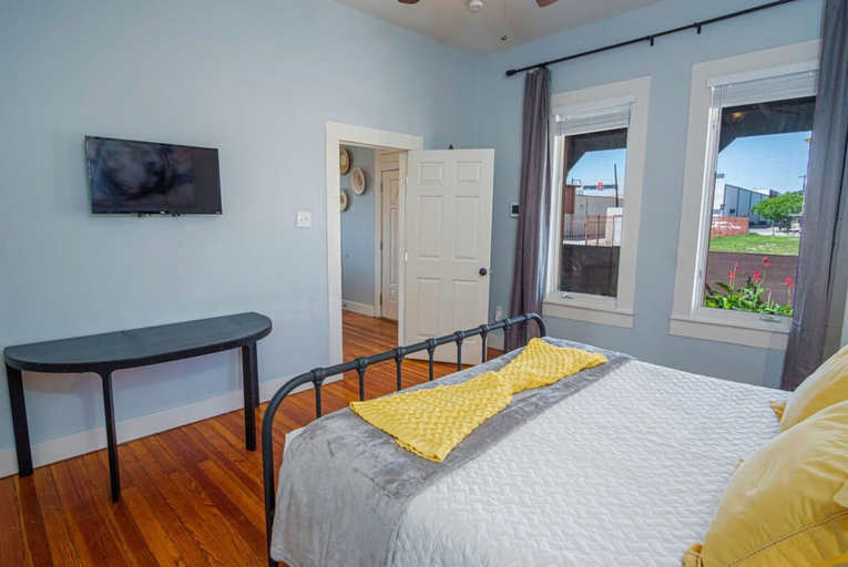 Bedroom 3, Stunning 3BR 2BA Haven in Downtown s Heart, Bexar