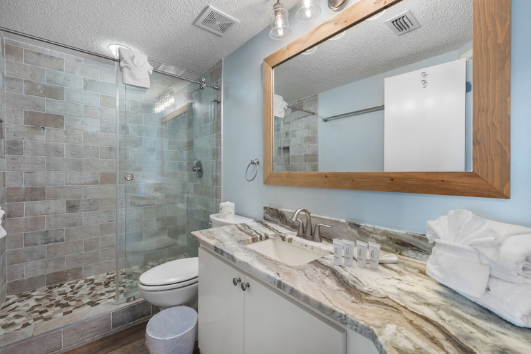 Bathroom 3, Bluewater 903, Baldwin