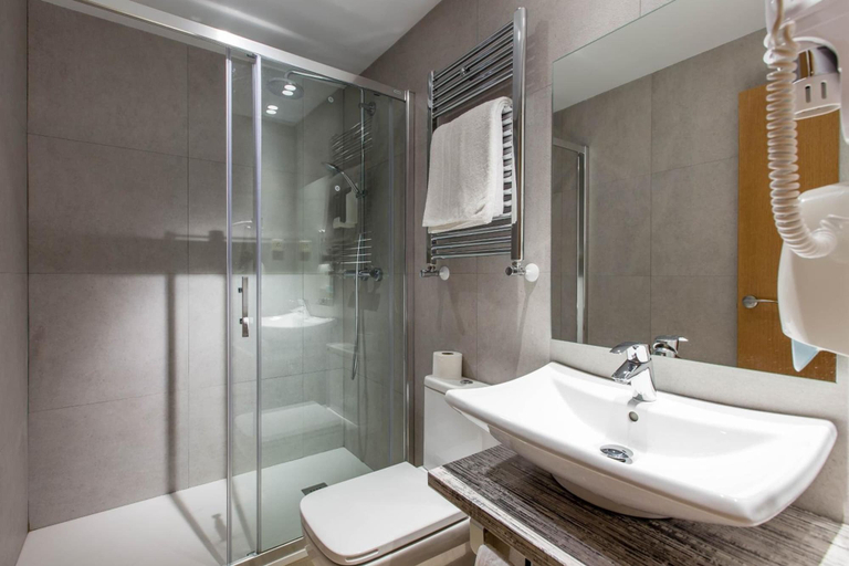 Bathroom 5, Hostal Cervelo, Madrid
