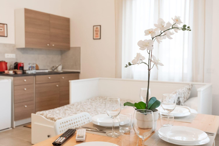 Others 2, Mentana Guest House, Parma