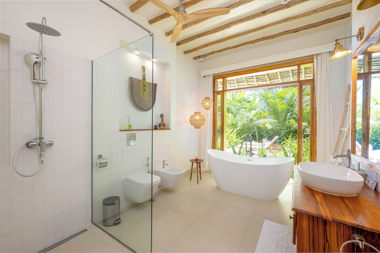 Bathroom 5, Zanzi Resort, Magharibi