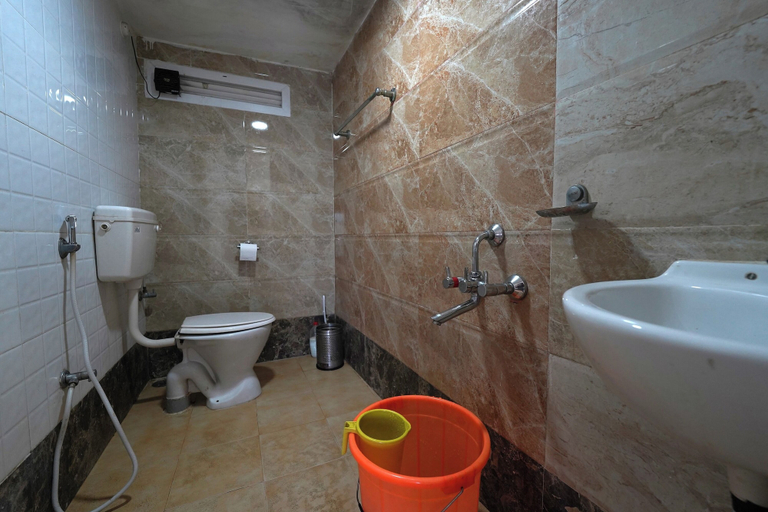Bathroom 3, Bison Inn Ooty, The Nilgiris