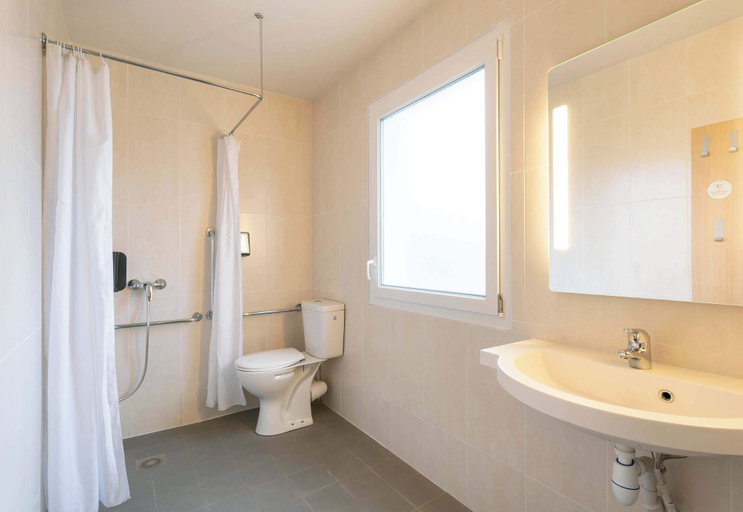 Bathroom 4, B&B HOTEL Vannes Ouest Golfe du Morbihan, Morbihan