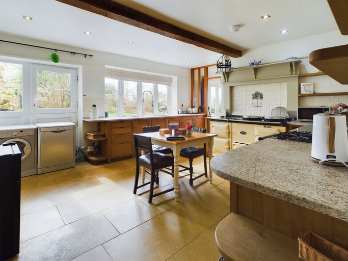Private kitchen, Countryside Retreat - 6 Beds - Hot Tub - Groups, Monmouthshire
