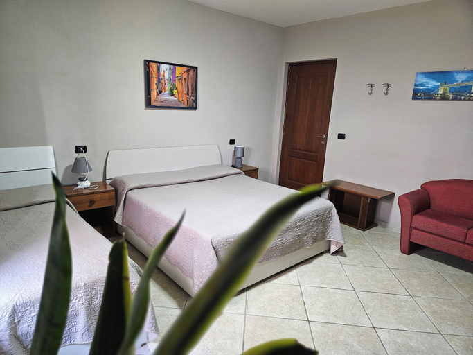 Bedroom 3, Garden Inn, Caserta