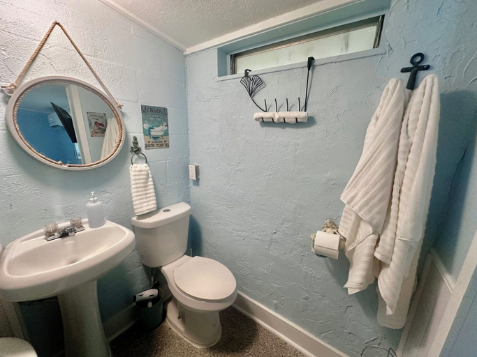 Bathroom 3, Neptune's Grotto Waterfront Retreat, Hernando