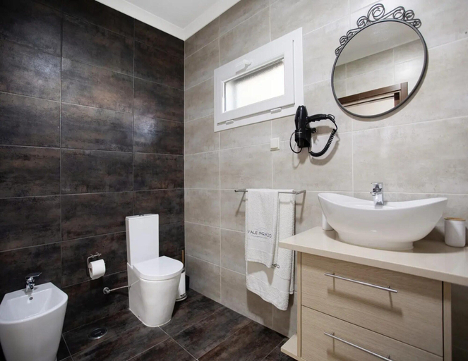 Bathroom 3, Alluring Villa in Salir de Matos near Coast, Caldas da Rainha