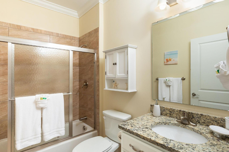 Room 3, 1 Beautiful 4 Bed 3 Bath Pool Home w Free Dock, Monroe