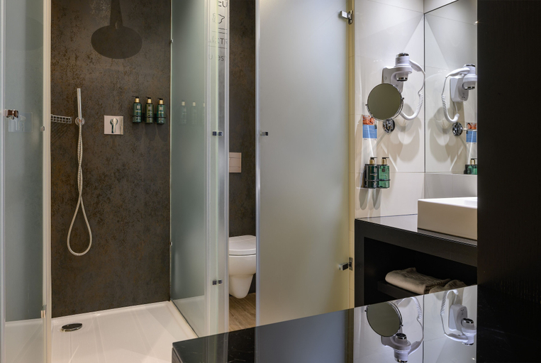 Bathroom 4, Meliá Lisboa Aeroporto, Lisbon