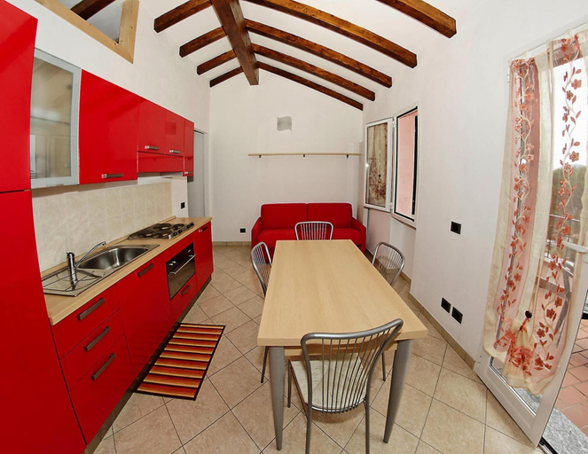 Dining 5, Apartment in Castellaro With Garden, Savona