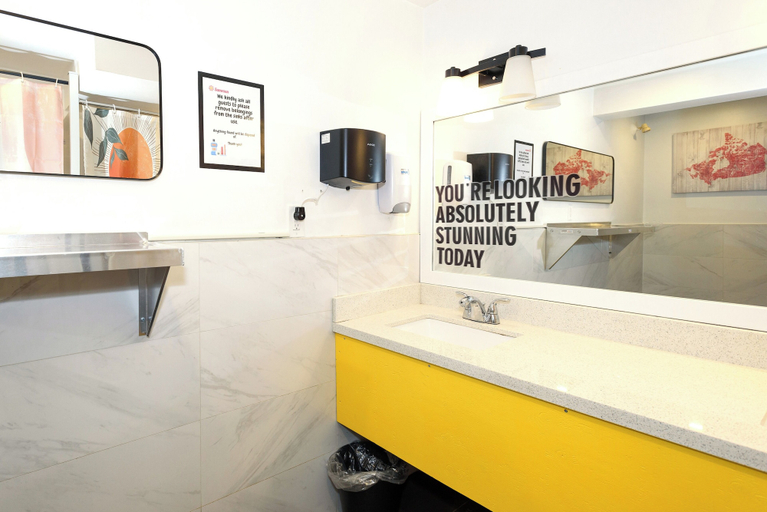 Bathroom 4, Samesun Toronto - Hostel, Toronto