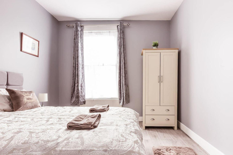 Room 2, North Central London House/ Sleeps8/garden/wifi, London