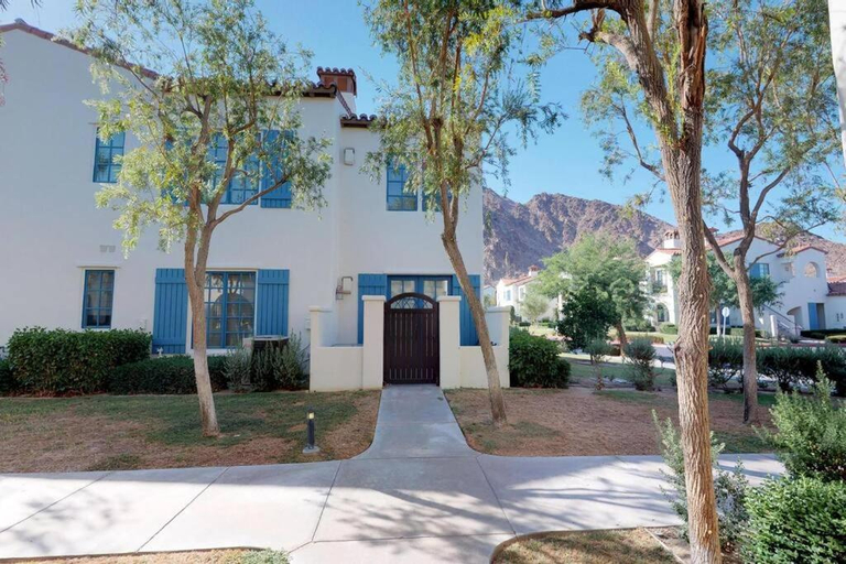 LV108 Centrally Located 1 Bedroom Legacy Villa, Riverside