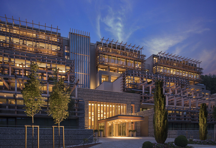 Exterior & Views