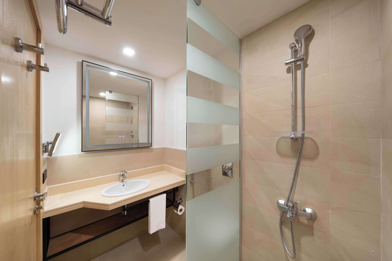Bathroom 4, Park Inn by Radisson Makkah Thakher Algharbi, Makkah