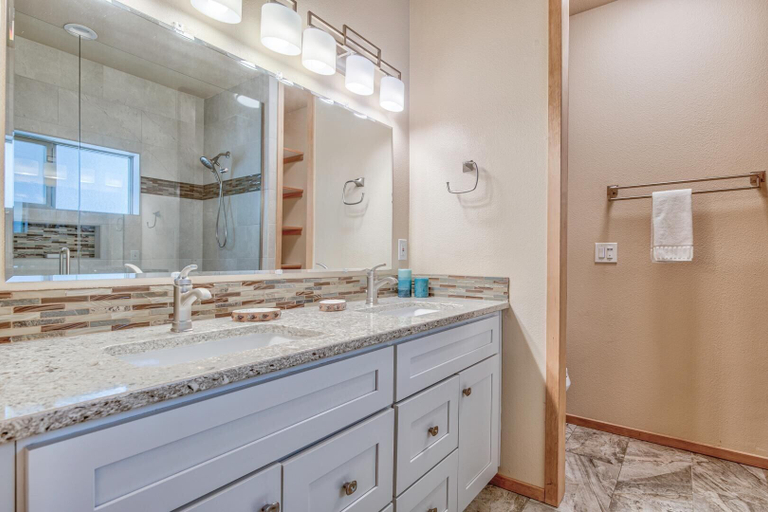 Bathroom 3, Splitrock Lane 3, Deschutes