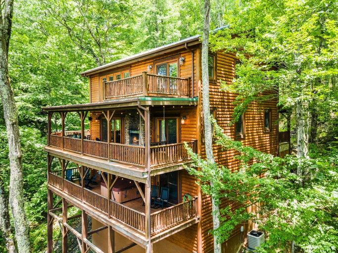 Room 1, Eagle Nest Lodge Hot Tubs Mountain Views, Watauga
