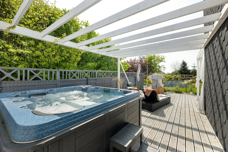 Balcony, Comfortable House With, Whirlpool Bathtub Wrzosowo, Kamień