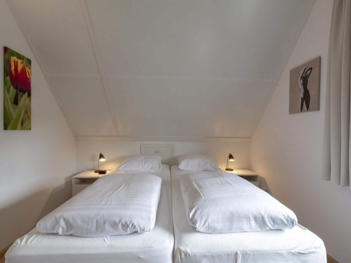 Room 3, Beautiful Detached Holiday Villa Garden, Zijpe