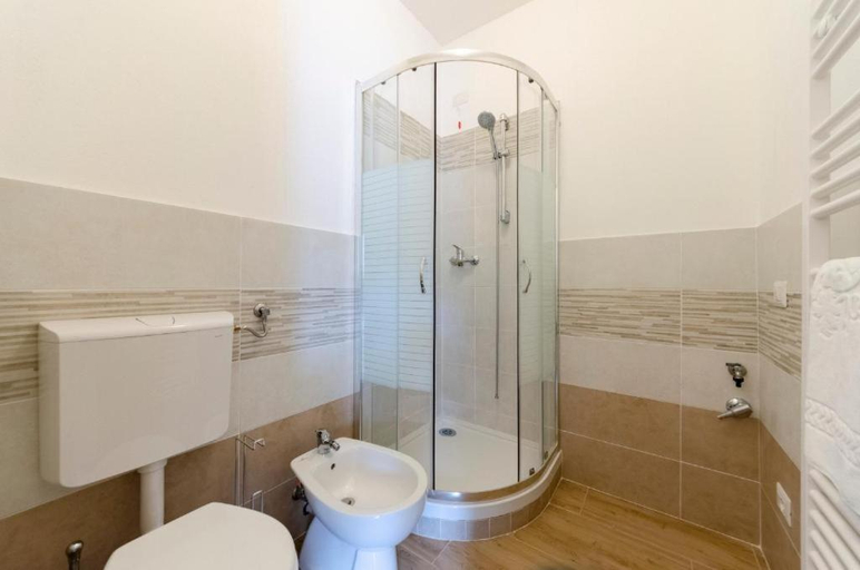 Bathroom, casa degli artisti 2, Genova