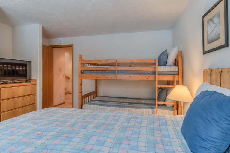 Bedroom 3, Warbler Lane 15, Deschutes