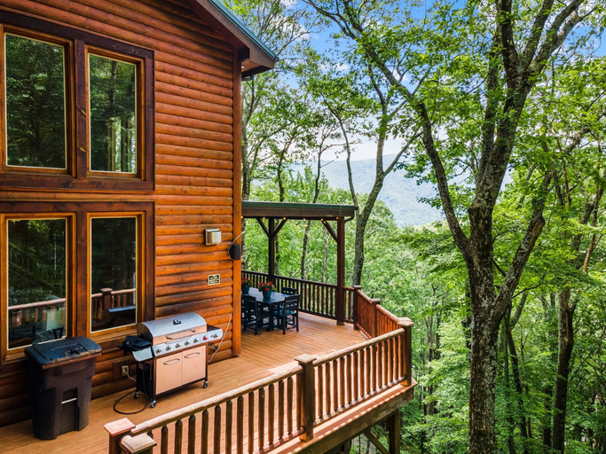 Room 4, Eagle Nest Lodge Hot Tubs Mountain Views, Watauga