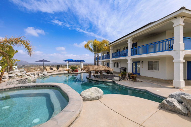 Le Grand Bleu by Avantstay Luxury Hilltop Estate, Riverside