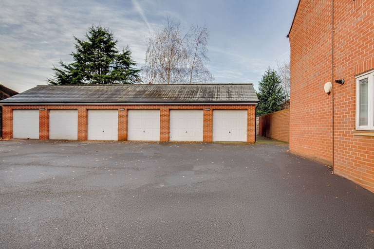 Exterior & Views 2, Doncaster 1st floor Apartment, Doncaster