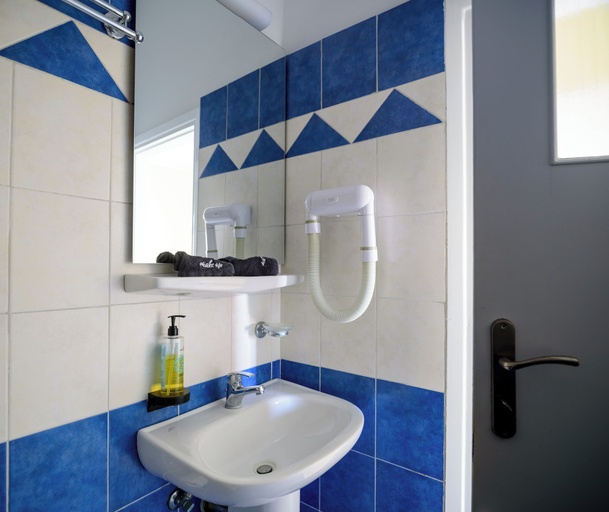 Bathroom 4, Karidis, South Aegean