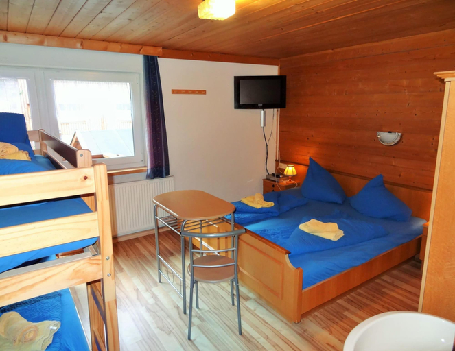 Room 3, Large Holiday Home With Garden and Balcony in Otztal, Imst