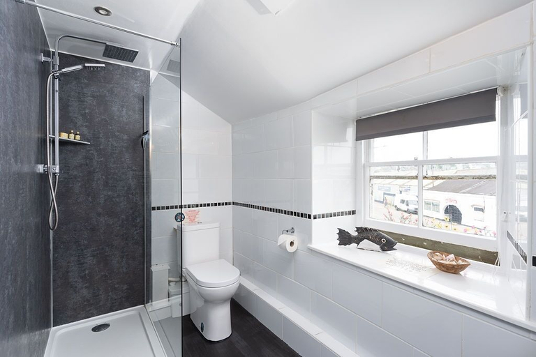 Bathroom 3, Dolphin Tavern, Cornwall