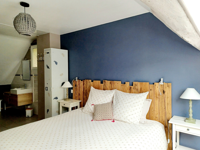 Bedroom 3, Les Plumes, Côte-d'Or