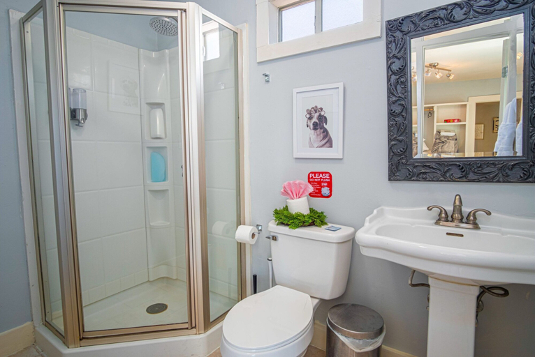 Bathroom 5, Stunning 3BR 2BA Haven in Downtown s Heart, Bexar