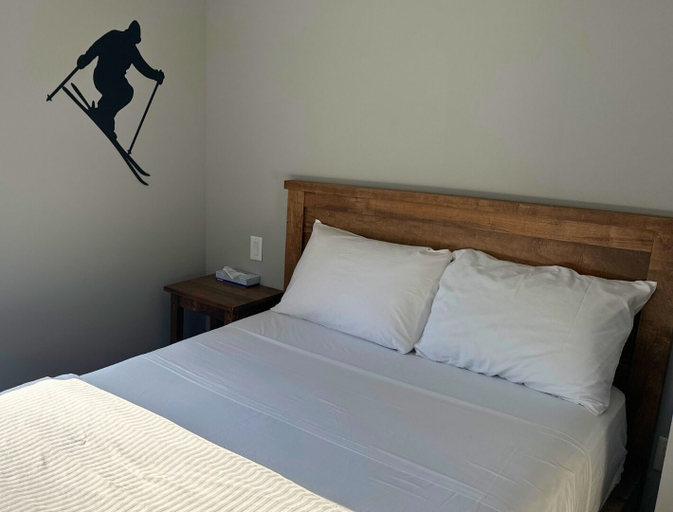 Bedroom 2, Orchard Run Chalet, Grey