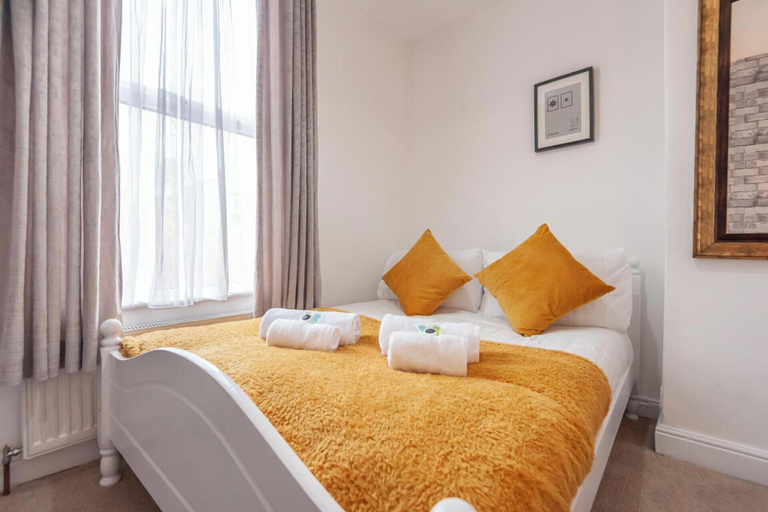 Primary image, Leeds Lovely Home, 4 Beds Sleeps 9,free Parking, Leeds