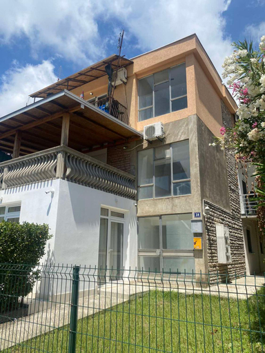 Others 5, Apartmani Ema