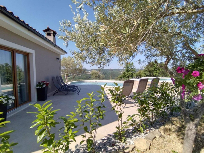 Pool 3, Modern Villa With Swimming Pool and Garden, Karojba