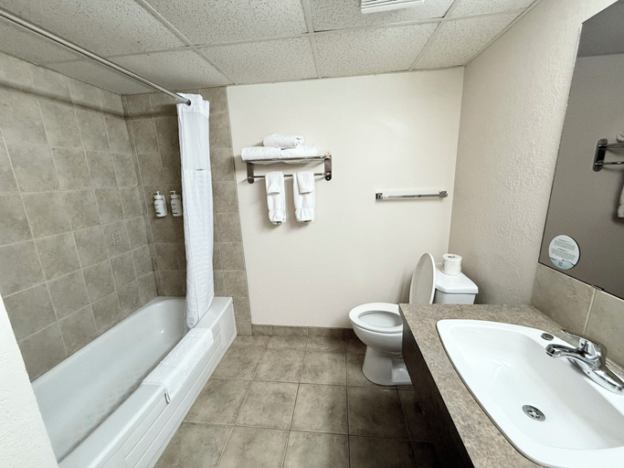 Bathroom 4, Days Inn by Wyndham Drayton Valley, Division No. 11