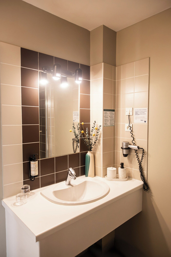 Bathroom 4, Les Jardins du Canal, Gard