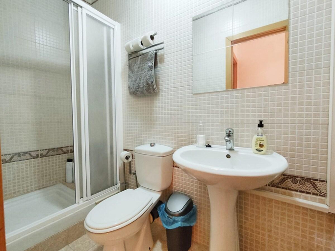 Others 5, Bright Apartment at Santa Cruz 6 people Parking Op, Sevilla