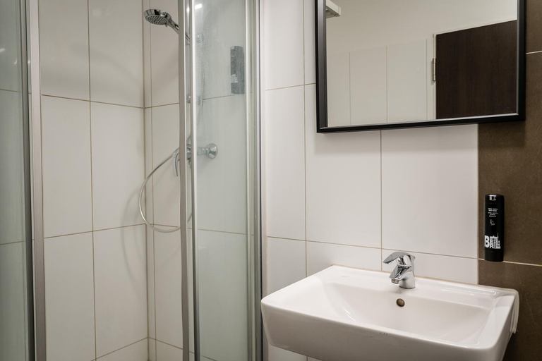 Bathroom 3, Apartmenthaus Berlin Neukolln, Berlin