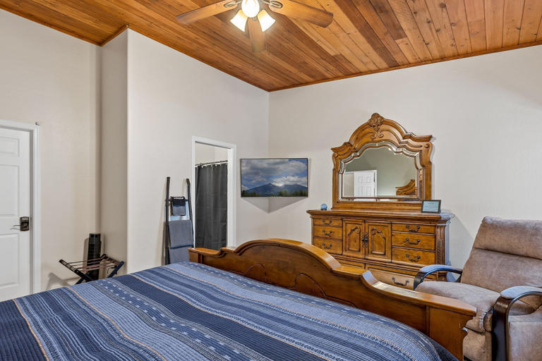 Bedroom 4, Spacious A-frame Pines Cabin 12 Beds Loft Game Room, Coconino