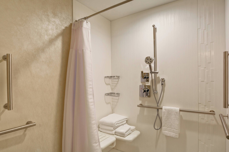 Bedroom 5, Courtyard by Marriott Long Island Islip/Courthouse Complex, Suffolk
