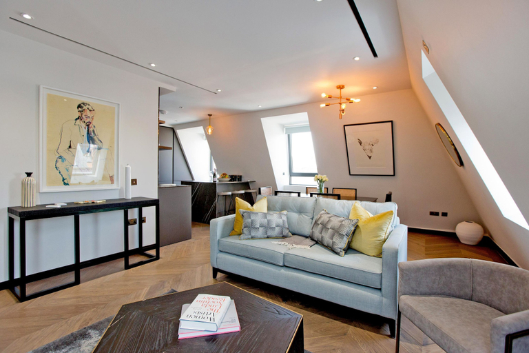 Room 3, 2-bed Deluxe Apt 519, London