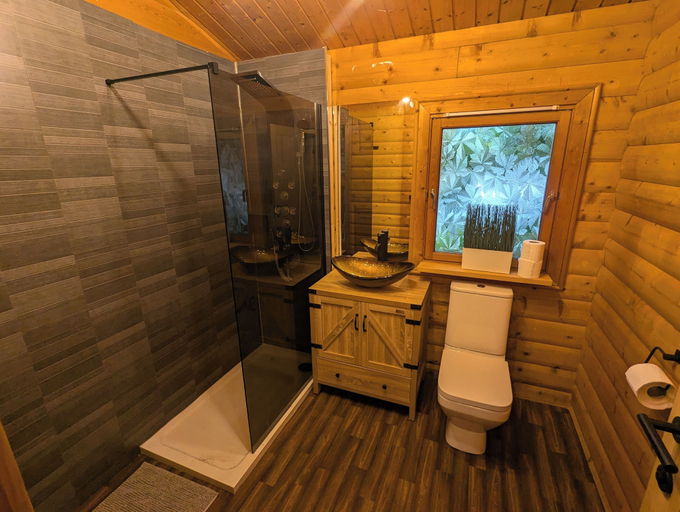 Bathroom 4, Pineshadow Lodge Dog Friendly Kenwick Park Louth, Lincolnshire