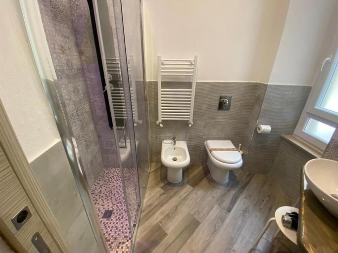 Bathroom 4, Suites Colombo, La Spezia