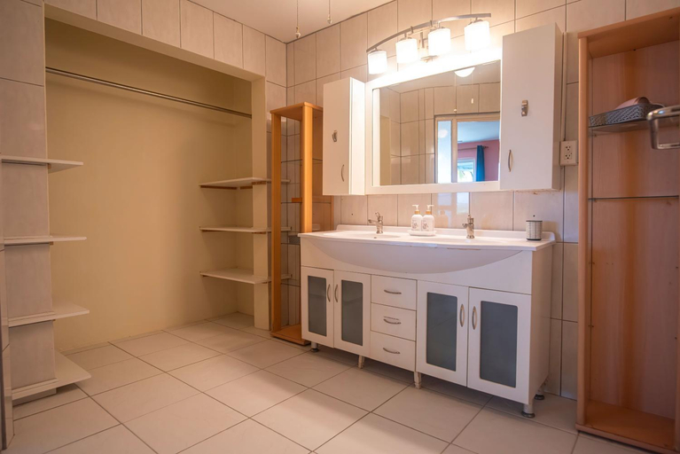 4, Beautiful Luxury Home in Seroe Colorado