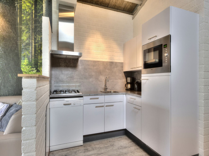 Private kitchen, Restyled Bungalow with Dishwasher near Nature Reserve, Weert