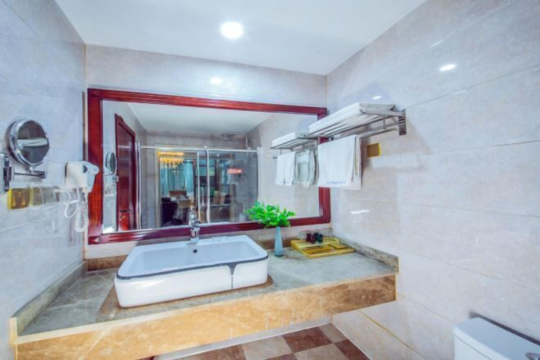 Bathroom 4, He Huang Pearl Hotel, Linxia Hui